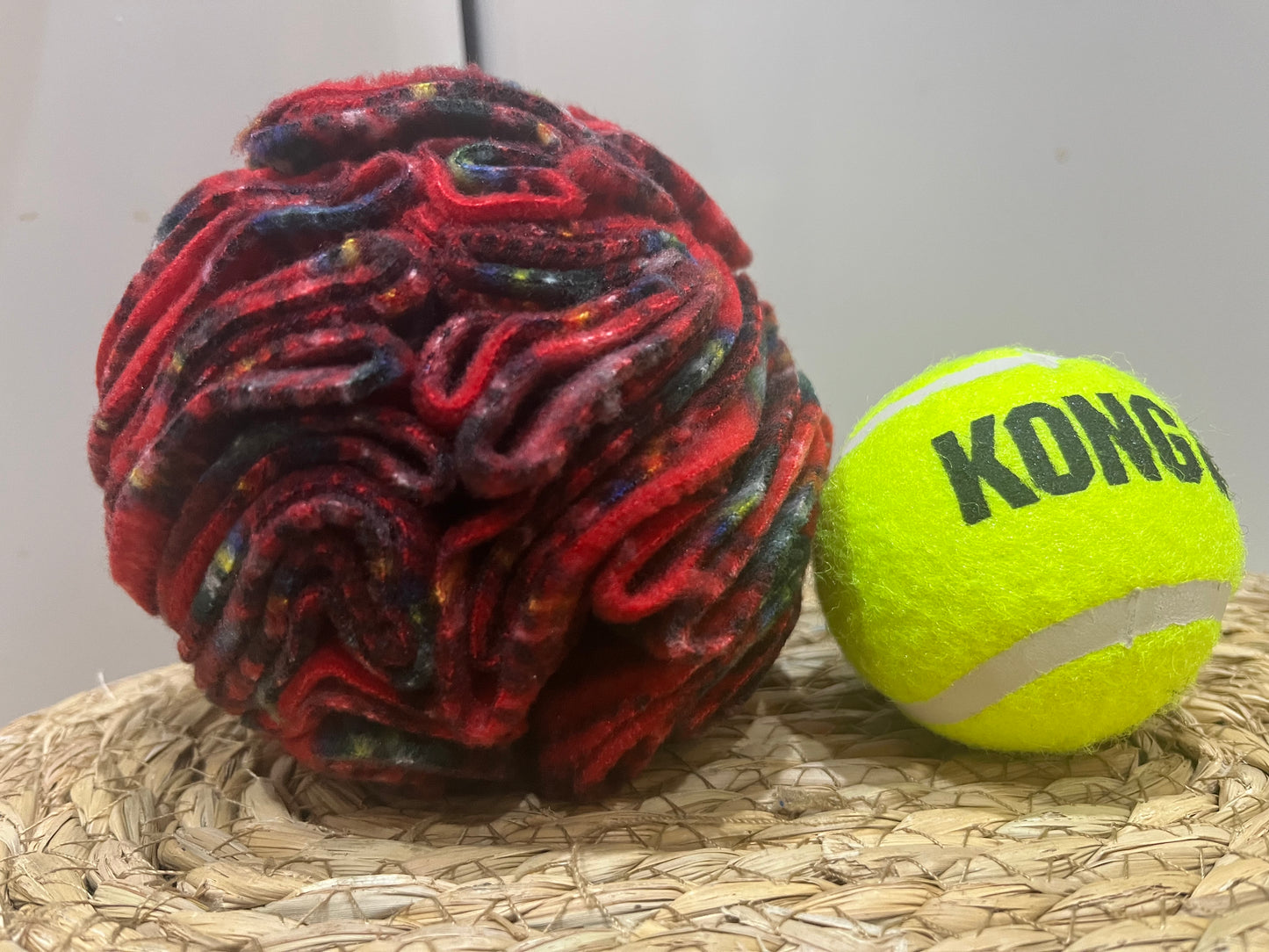 Snorting Snuffle Medium Snuffle Ball – Sniff, Snuffle and Tug